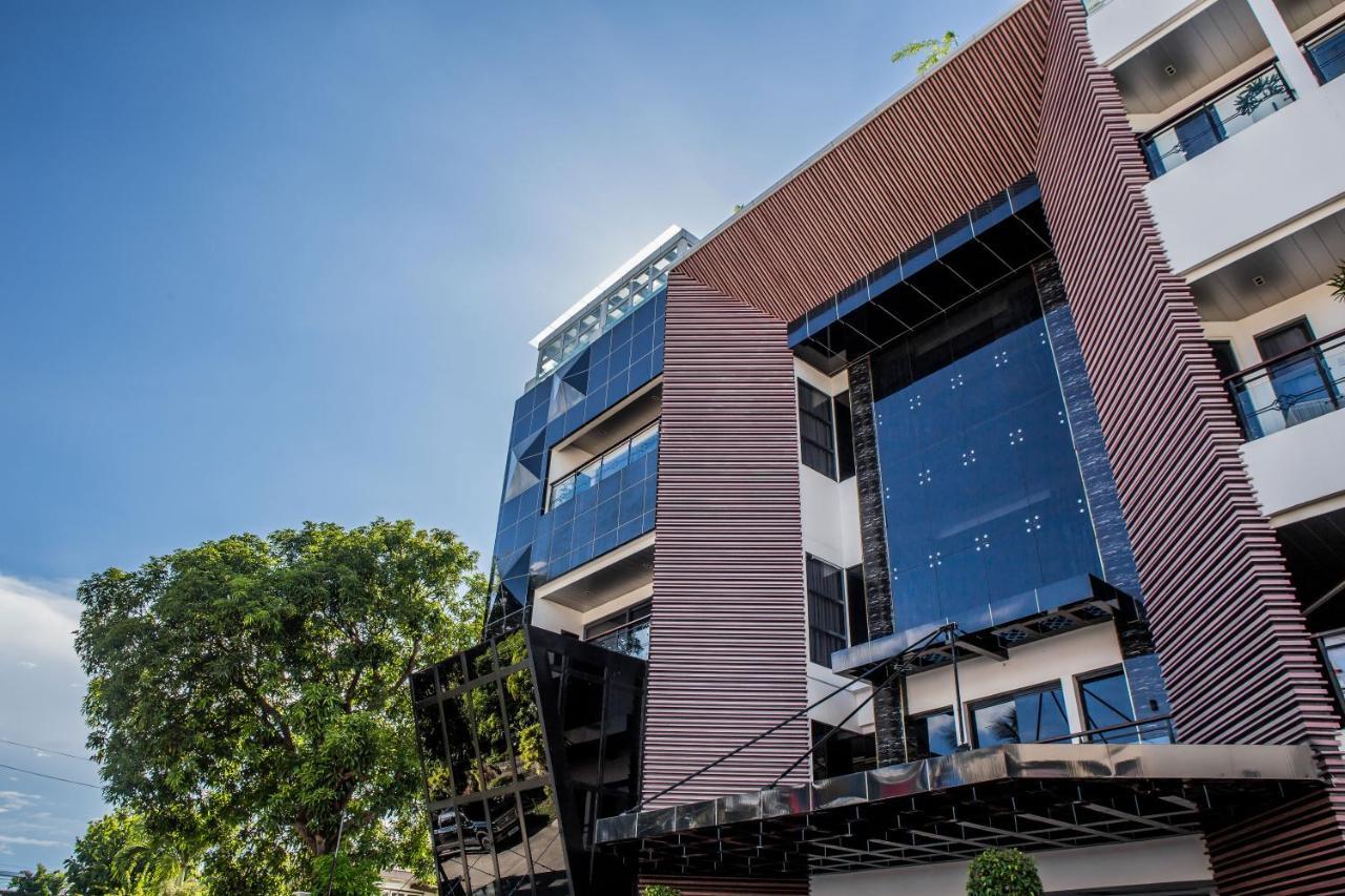 Stonehill Suites Bacolod Bagian luar foto