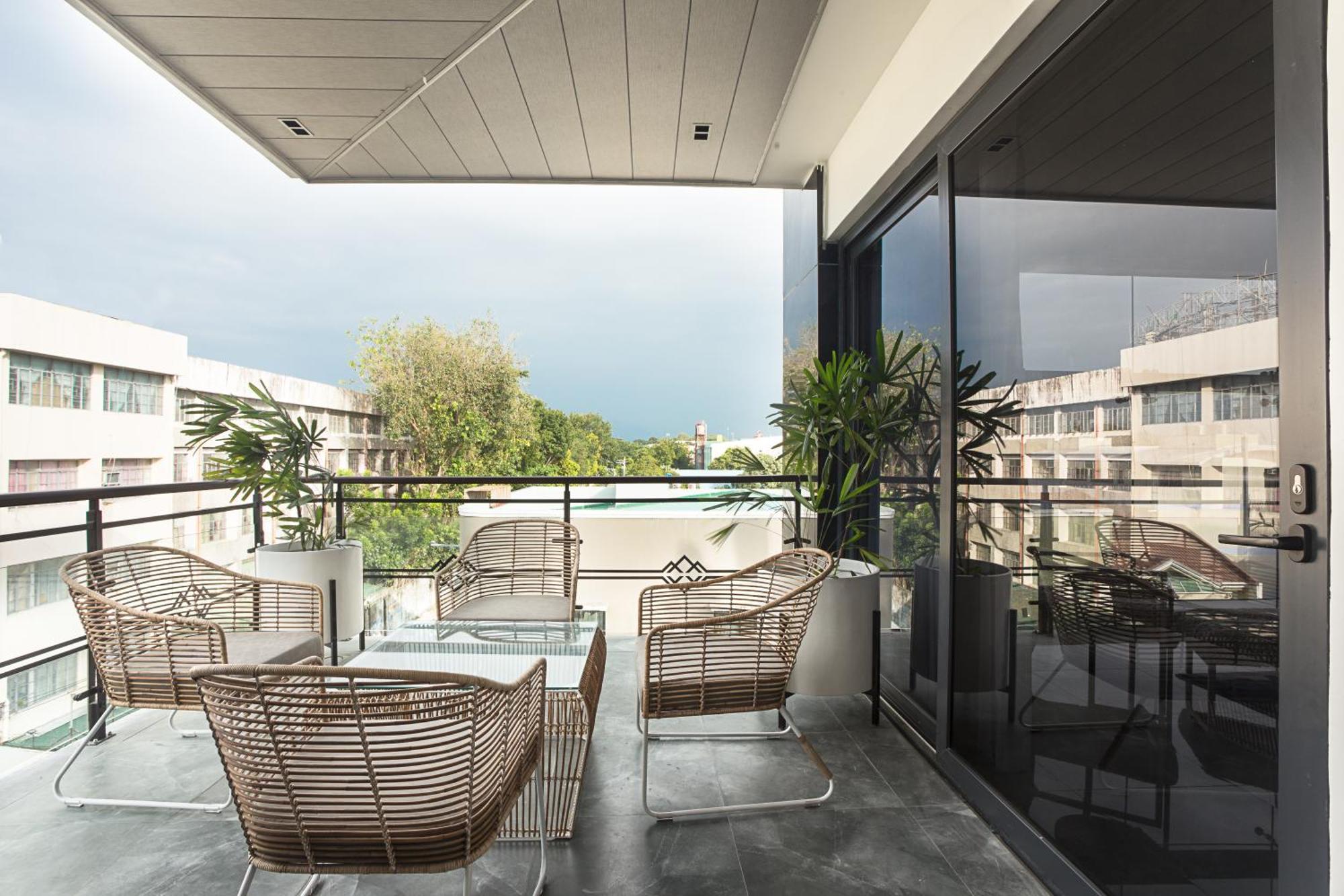 Stonehill Suites Bacolod Bagian luar foto